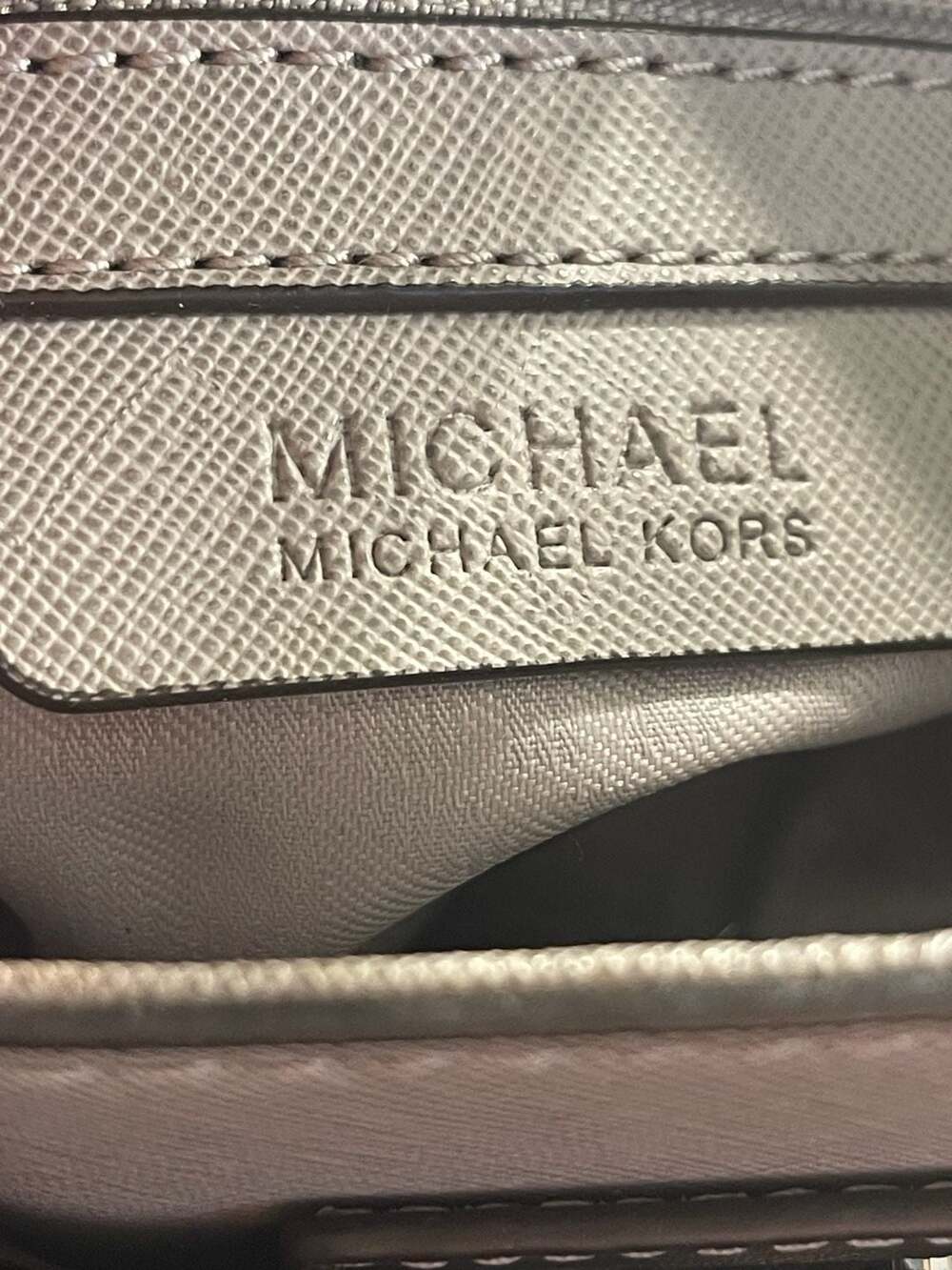 Michael Kors Saffiano Leather scuff resistant 2015 Handbag. Shiny Silver Tone Lo - Picture 4 of 9